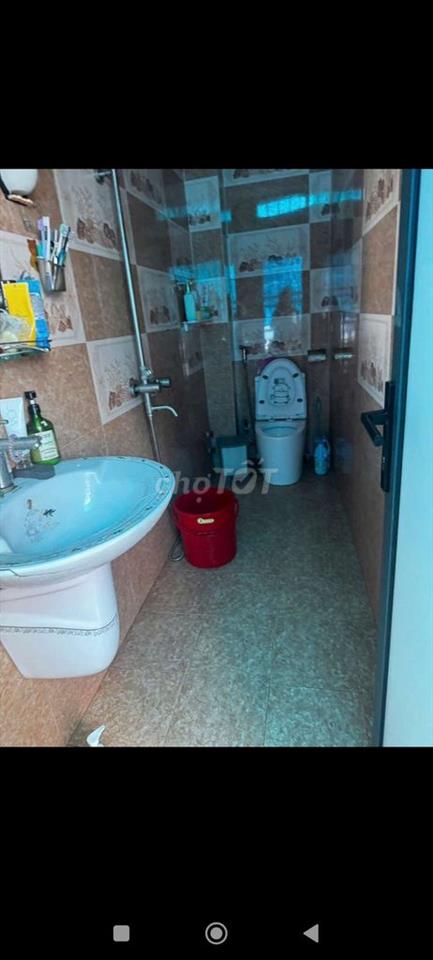 nhà căn gốc 4 phòng ngủ có 2 máy lạnh năng lượng mặt trời 