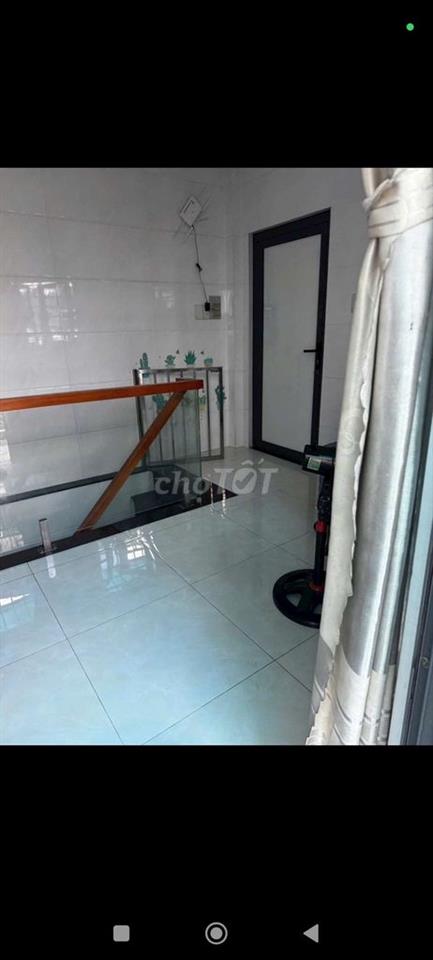 nhà căn gốc 4 phòng ngủ có 2 máy lạnh năng lượng mặt trời 