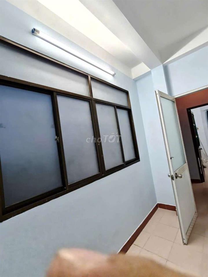 nhà 2 lầu đúc 3 phòng ngủ 2vs nhà ảnh thật mới sữa lại mới 