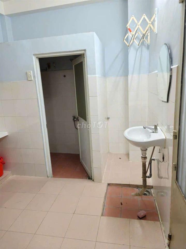 nhà 2 lầu đúc 3 phòng ngủ 2vs nhà ảnh thật mới sữa lại mới 