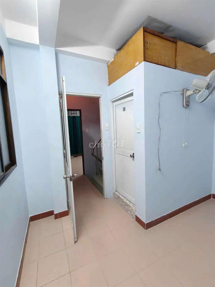 nhà 2 lầu đúc 3 phòng ngủ 2vs nhà ảnh thật mới sữa lại mới 