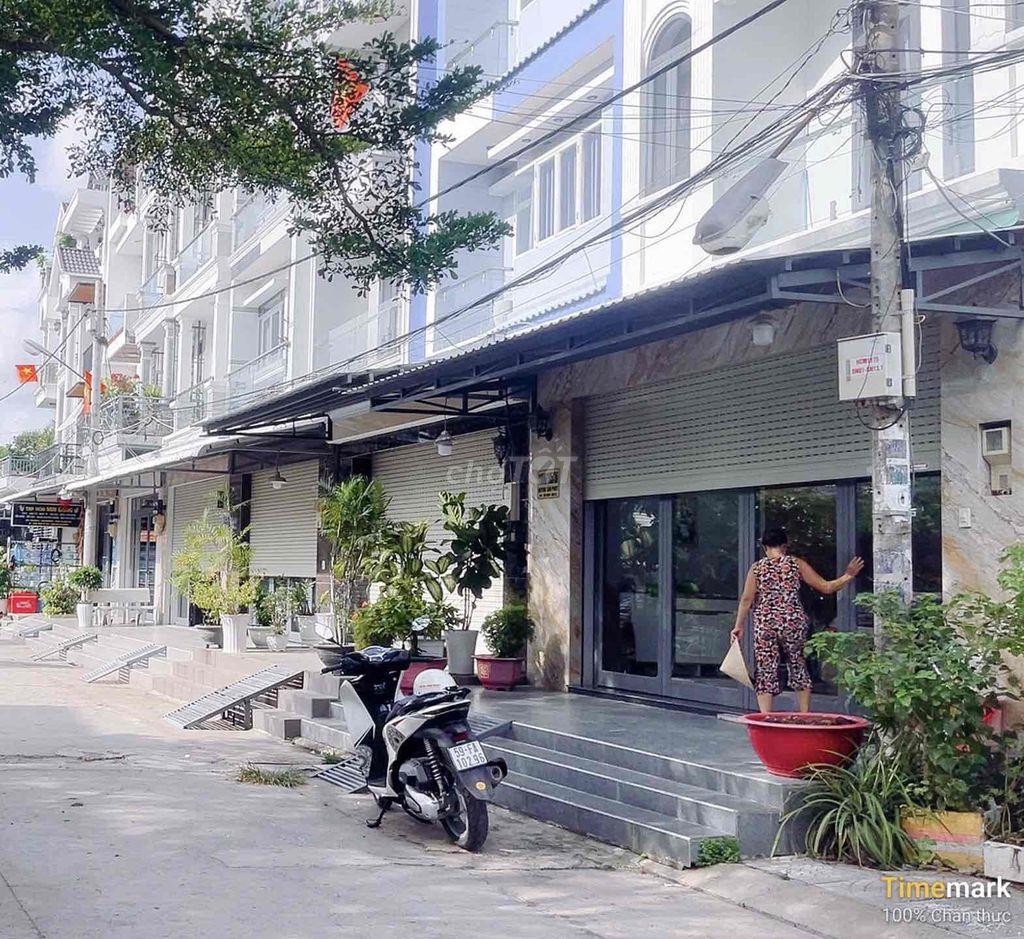 Cần bán gấp biệt thự nhà phố hẻm 1805 Huỳnh Tấn Phát