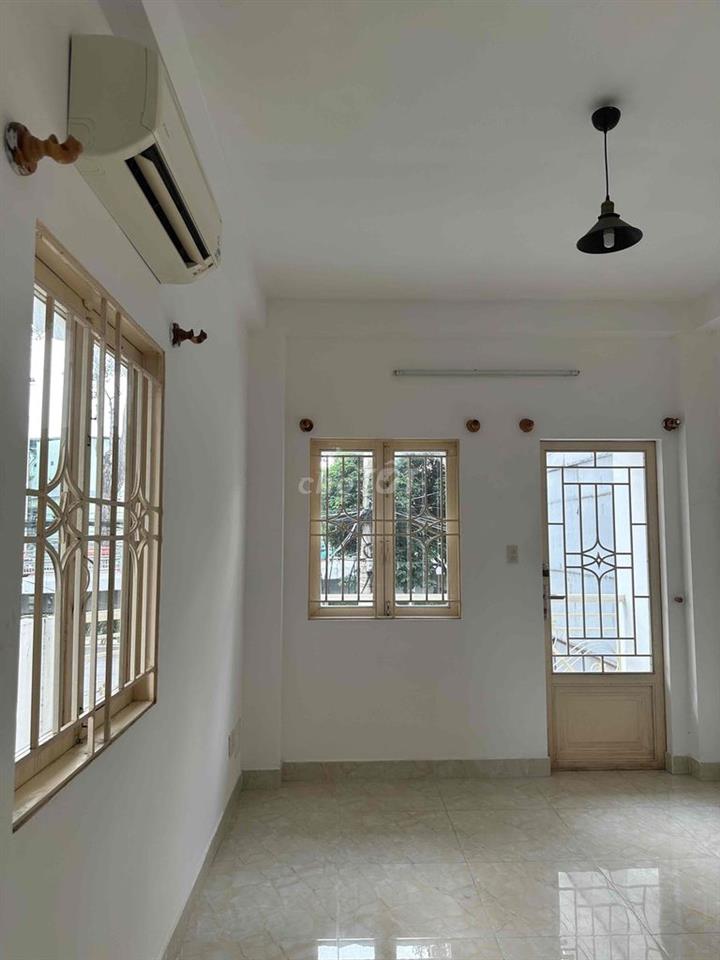 Nhà phố 3 mặt tiền, 1 trệt, 1 lầu đường 3/2 P. 12 Q.10