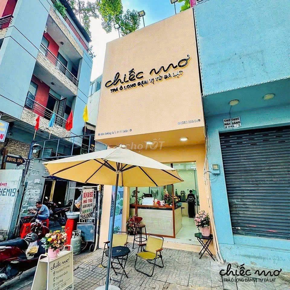 Cầng sang quán trà sữa