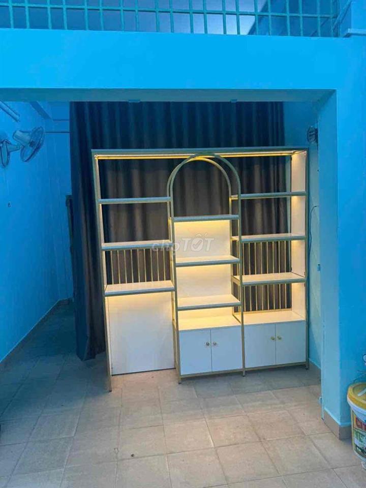 Sang mặt bằng ngay chợ có lượng khách ổn định do không có thợ nên sang
