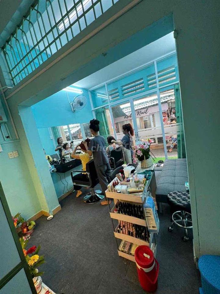 Sang mặt bằng ngay chợ có lượng khách ổn định do không có thợ nên sang