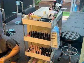 Sang mặt bằng ngay chợ có lượng khách ổn định do không có thợ nên sang