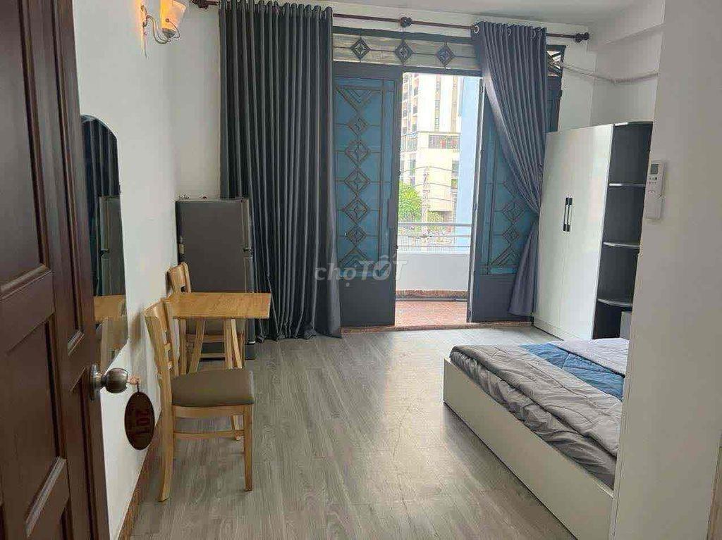 phòng sát toà nhà Viettel có cửa sổ và ban cong thoáng mát khu  Hà đô