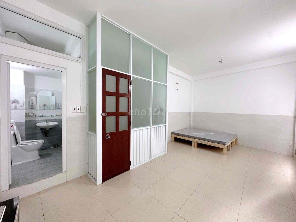 🔥 🏡 PHÒNG ĐẸP – STUDIO FULL NỘI THẤT CỬA SỔ THOÁNG NGAY UEH Q10 🔥