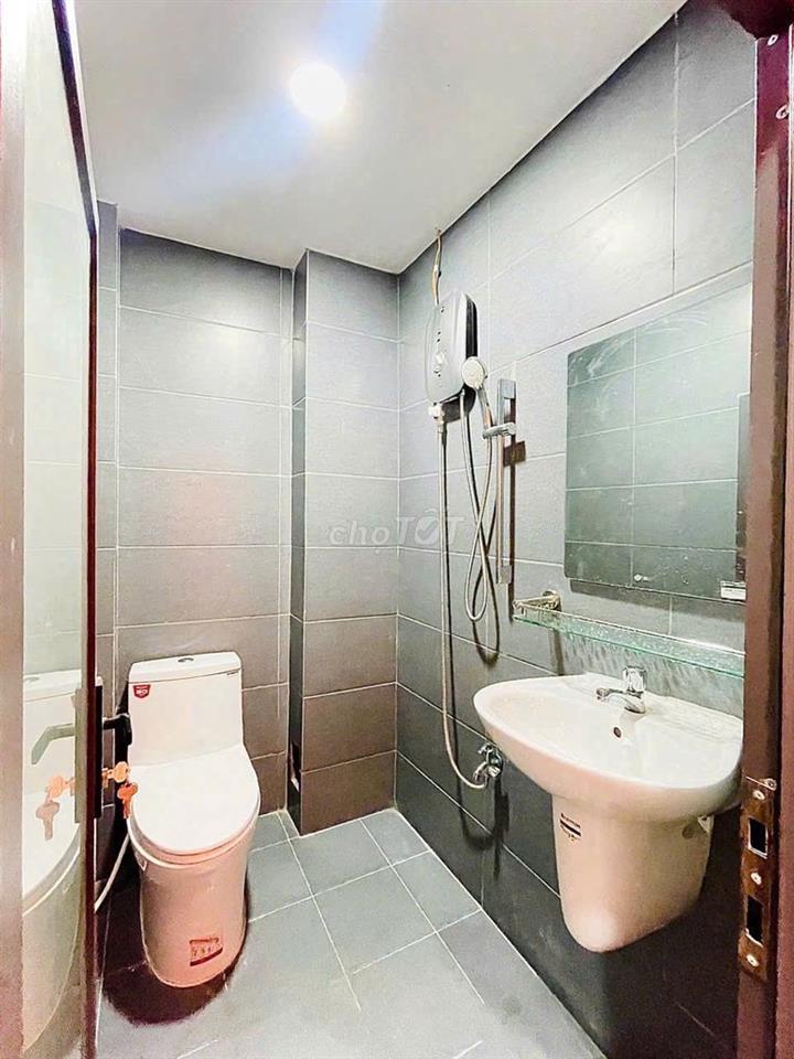 Cho thuê phòng trọ gần UEH, Kinh Tế, có cửa sổ lớn, giờ tự do Q10