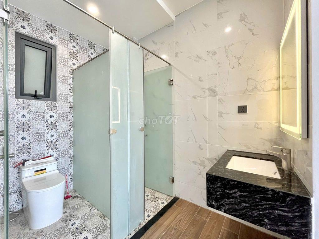 Cho thuê căn hộ gần Nhà thờ Chợ Tân Định, ban công Quận 3