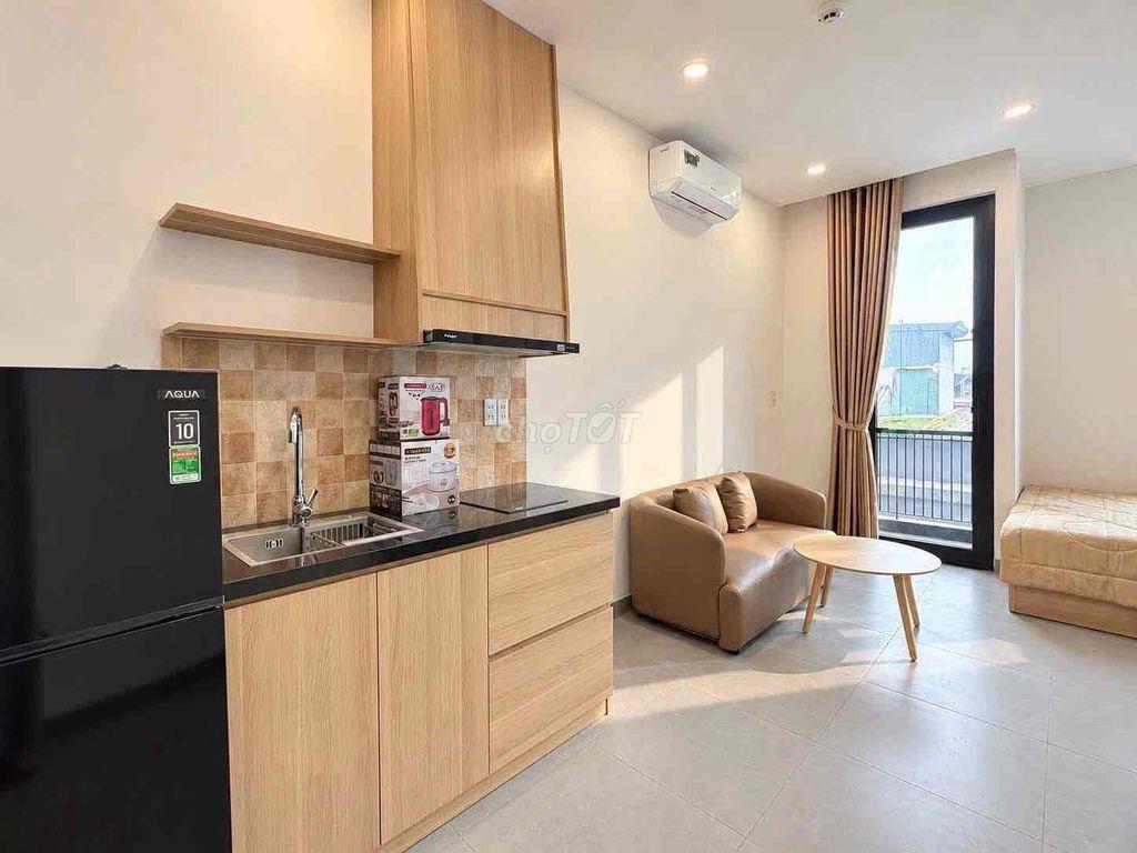 Cho thuê căn hộ ban công view bờ kè hoàng sa tân định q1