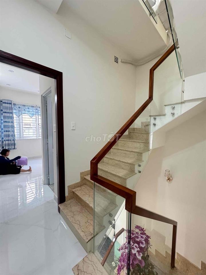 NHÀ NGUYÊN CĂN MẶT TIỀN CHỢ - GẦN CMT8 - 1T2L -  2 PN,3WC - MỚI