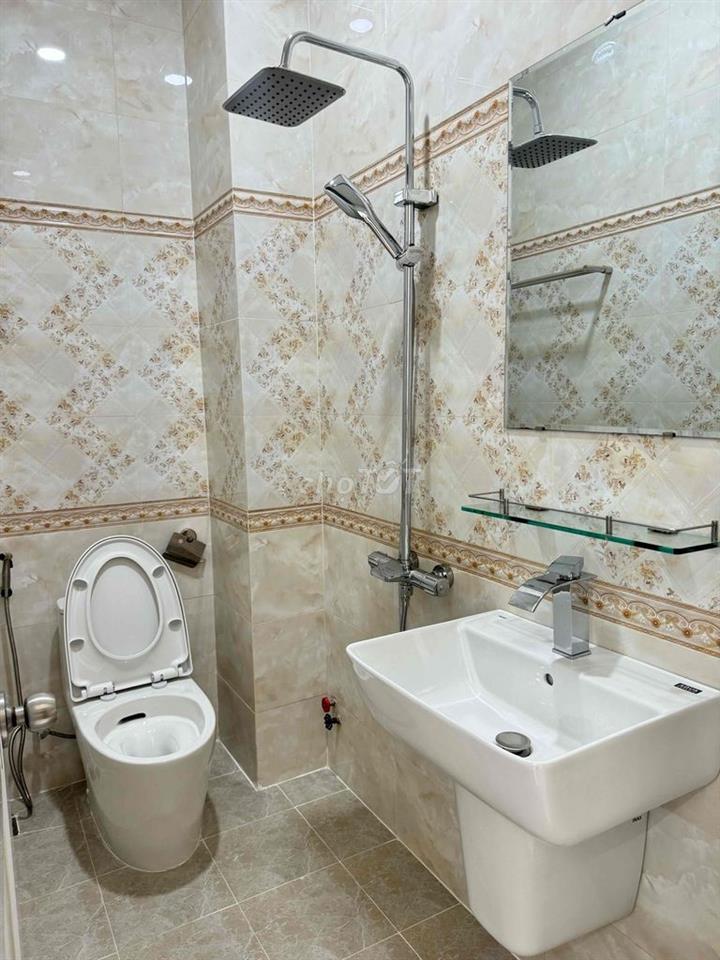 NHÀ NGUYÊN CĂN MẶT TIỀN CHỢ - GẦN CMT8 - 1T2L -  2 PN,3WC - MỚI