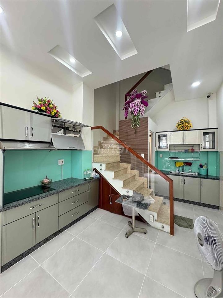 NHÀ NGUYÊN CĂN MẶT TIỀN CHỢ - GẦN CMT8 - 1T2L -  2 PN,3WC - MỚI