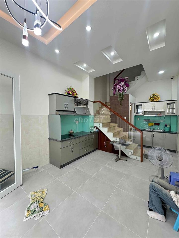 NHÀ NGUYÊN CĂN MẶT TIỀN CHỢ - GẦN CMT8 - 1T2L -  2 PN,3WC - MỚI