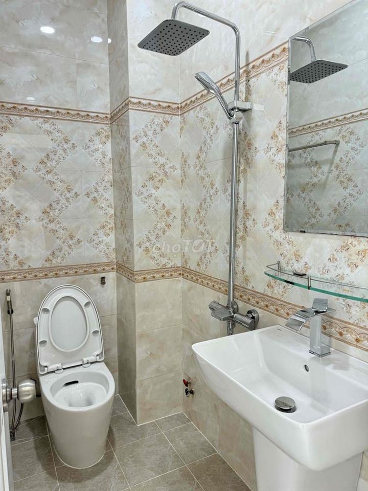 NHÀ NGUYÊN CĂN MẶT TIỀN CHỢ - GẦN CMT8 - 1T2L -  2 PN,3WC - MỚI