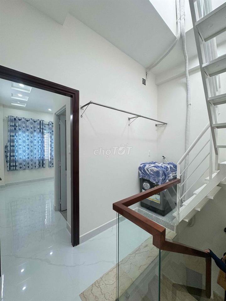 NHÀ NGUYÊN CĂN MẶT TIỀN CHỢ - GẦN CMT8 - 1T2L -  2 PN,3WC - MỚI