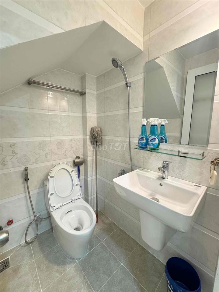 NHÀ NGUYÊN CĂN MẶT TIỀN CHỢ - GẦN CMT8 - 1T2L -  2 PN,3WC - MỚI