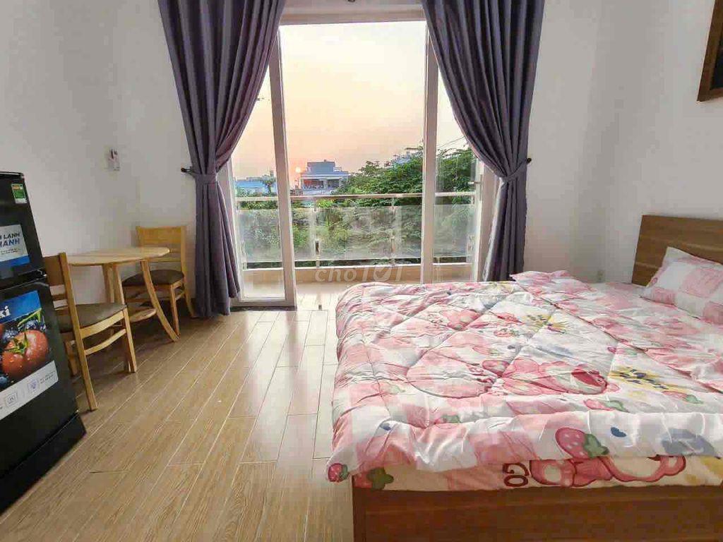 STUDIO BAN CÔNG SIÊU ĐẸP FULL NỘI THẤT GẦN ĐH MỞ - ĐH Y DƯỢC
