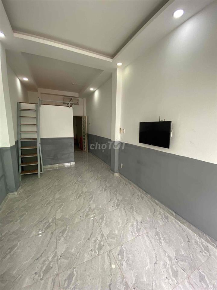 phòng tầng 1, có ban công, gác lửng