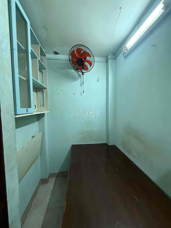 phòng trọ lầu1, diện tich 30 m2 , bếp toilet rieng,đường Hoà Hảo Q10