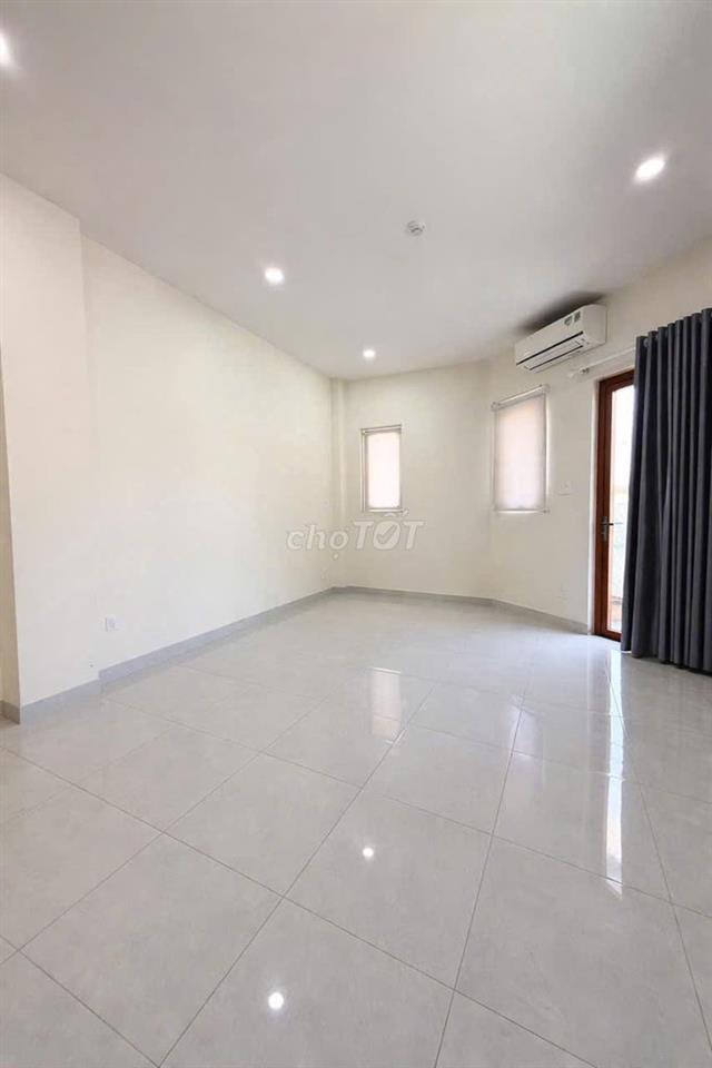 Phòng 25m2 có tủ lạnh tủ quần áo Q10