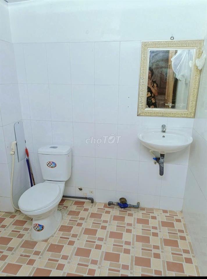 Nhà mình chính chủ mặt tiền Tô Hiến Thành Q.10 còn phòng Lầu 1, 32m2