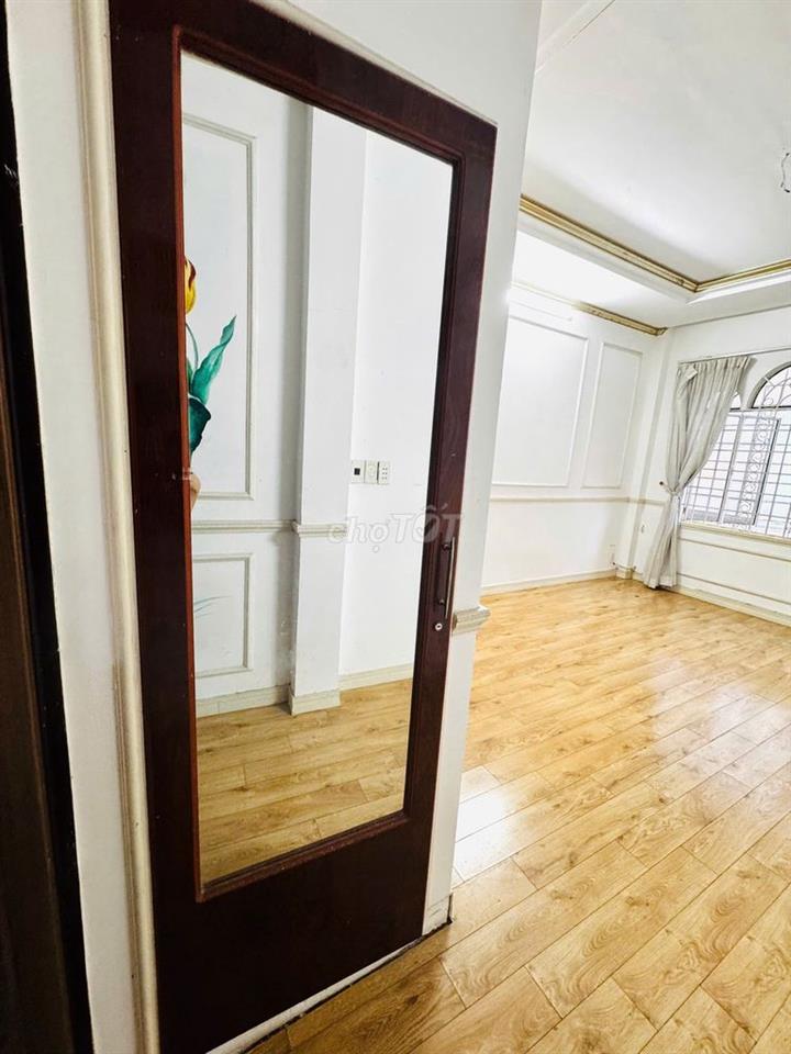 Nhà mình chính chủ mặt tiền Tô Hiến Thành Q.10 còn phòng Lầu 1, 32m2