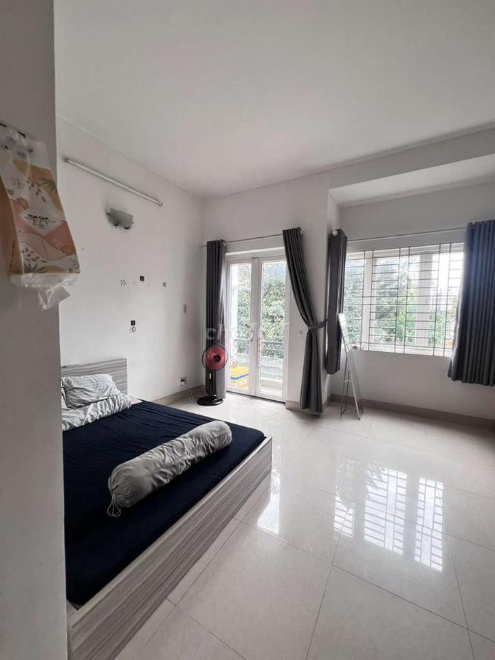 phòng 30m2 ban công cửa sổ thông thoáng như  hình