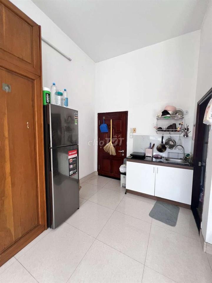 phòng 30m2 ban công cửa sổ thông thoáng như  hình