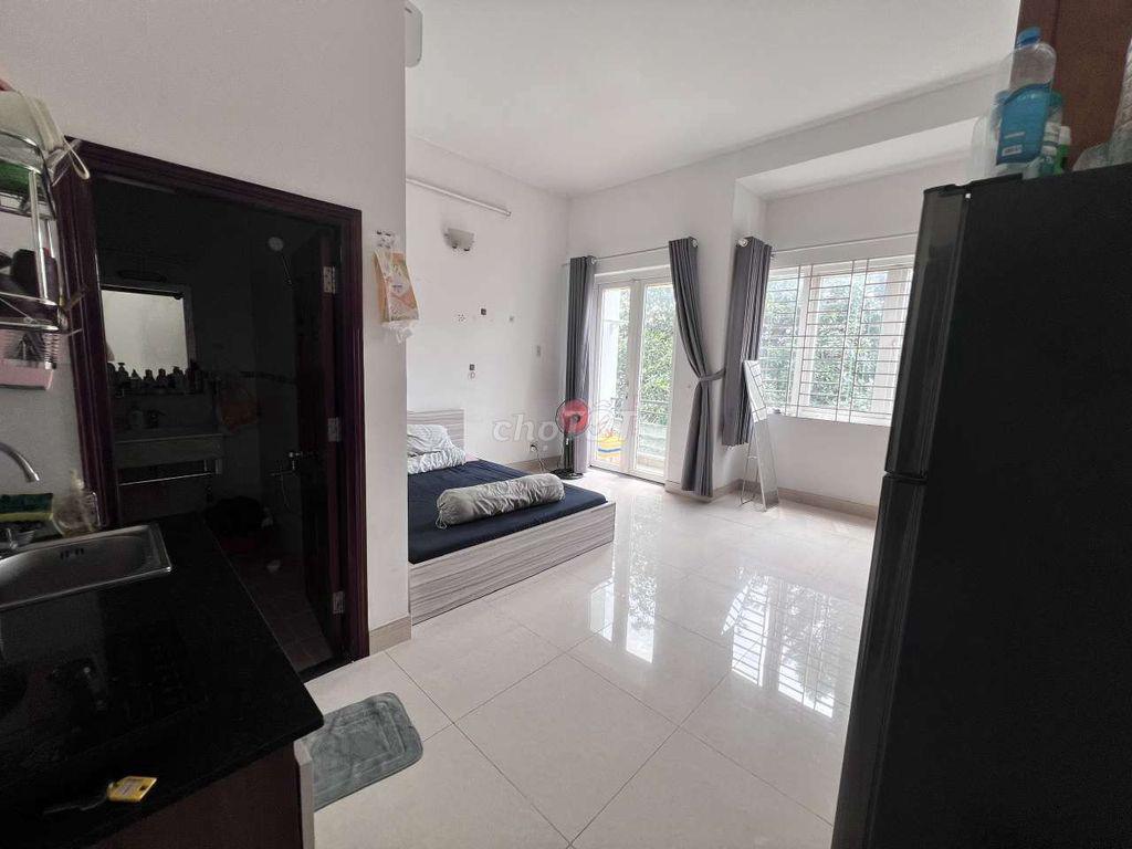 phòng 30m2 ban công cửa sổ thông thoáng như  hình