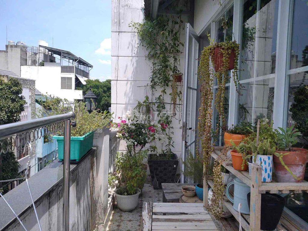 CHO THUÊ CĂN HỘ BAN CÔNG STYLE SIÊU THƠ Ở TRẦN HƯNG ĐẠO QUẬN 1 GIÁ RẺ