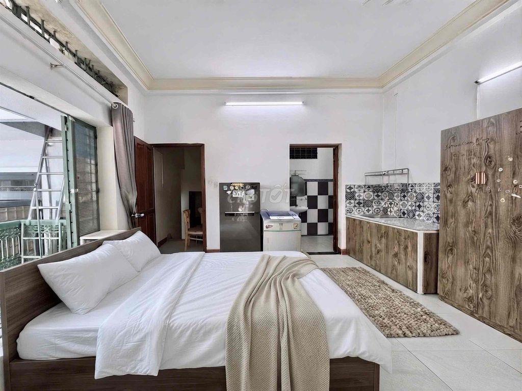 Căn hộ studio full nội thất ban công cực rộng ngay sân bay TSN