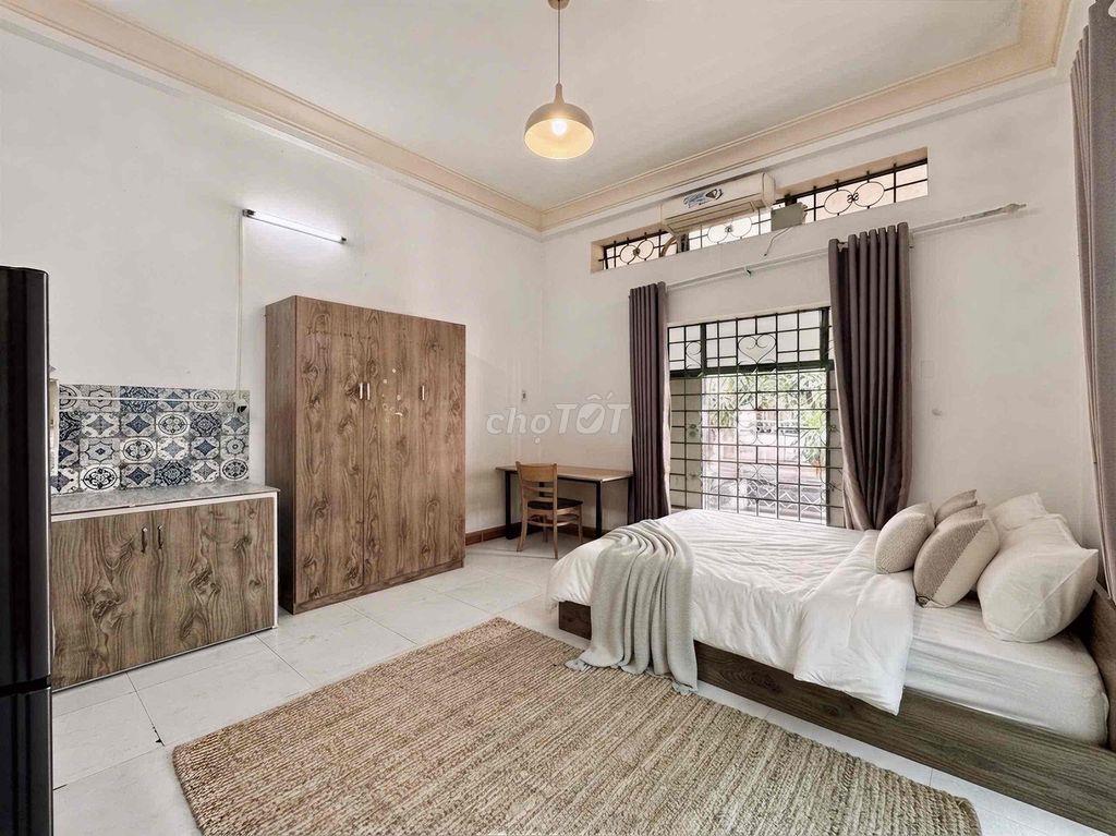 Căn hộ studio full nội thất ban công cực rộng ngay sân bay TSN