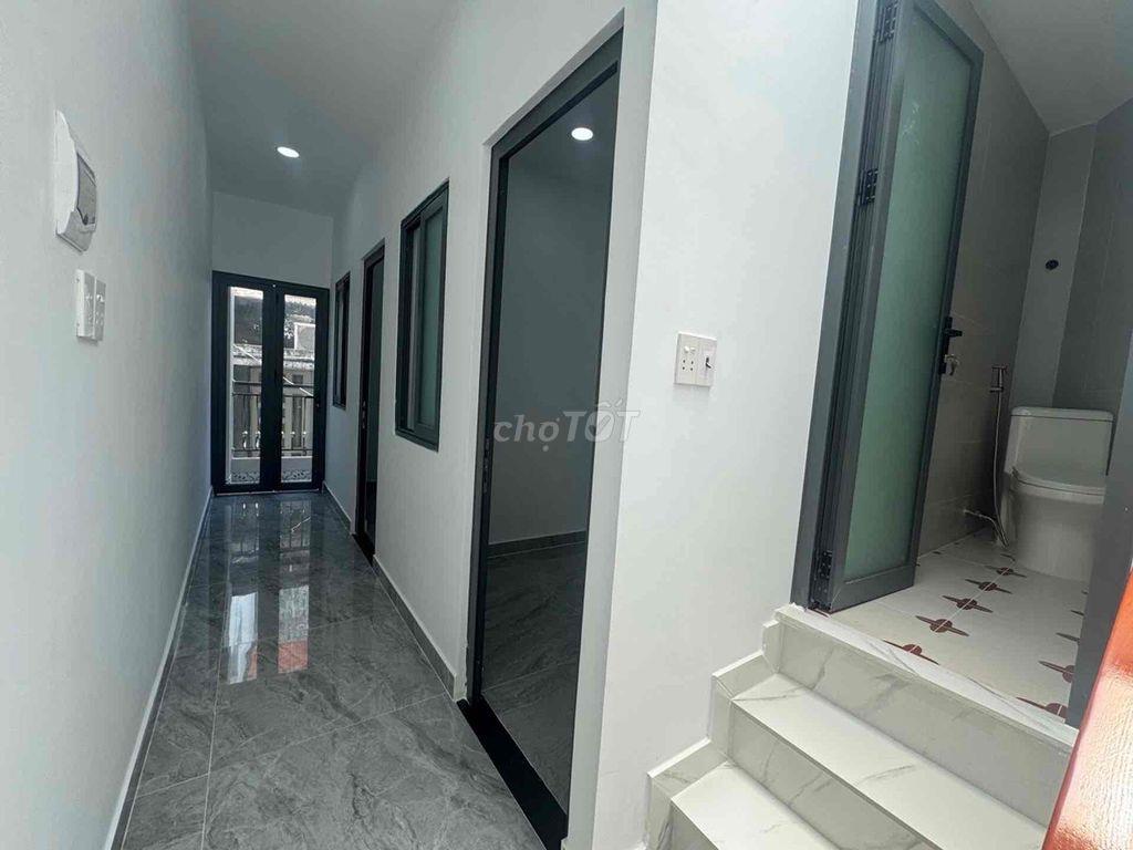 BÁN NHÀ HẬU GIANG, SÁT CHỢ PHÚ ĐỊNH, 56M2, NGANG LỚN 8M, 4PN, NHỈNH 4T