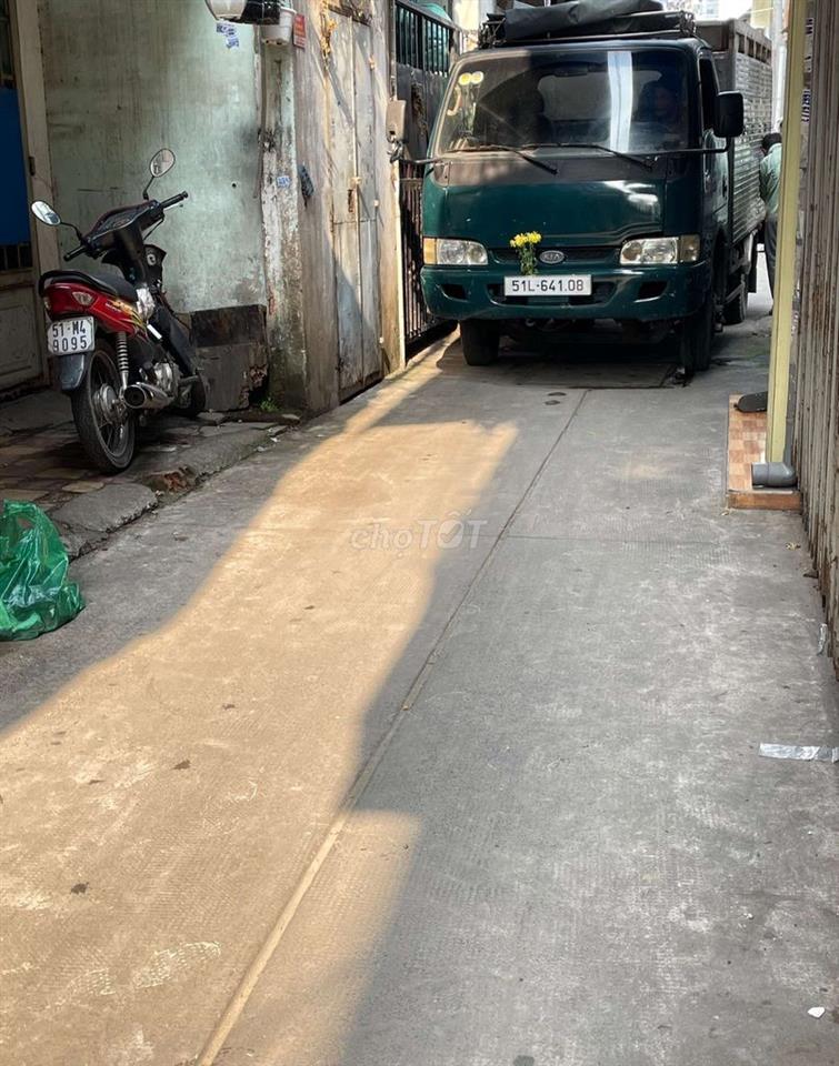 Nhà 3 tầng ngay Lạc Long Quân Âu Cơ