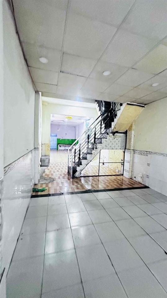 cần bán gấp nhà mặt tiền đường hương lộ 2  đối diện chợ