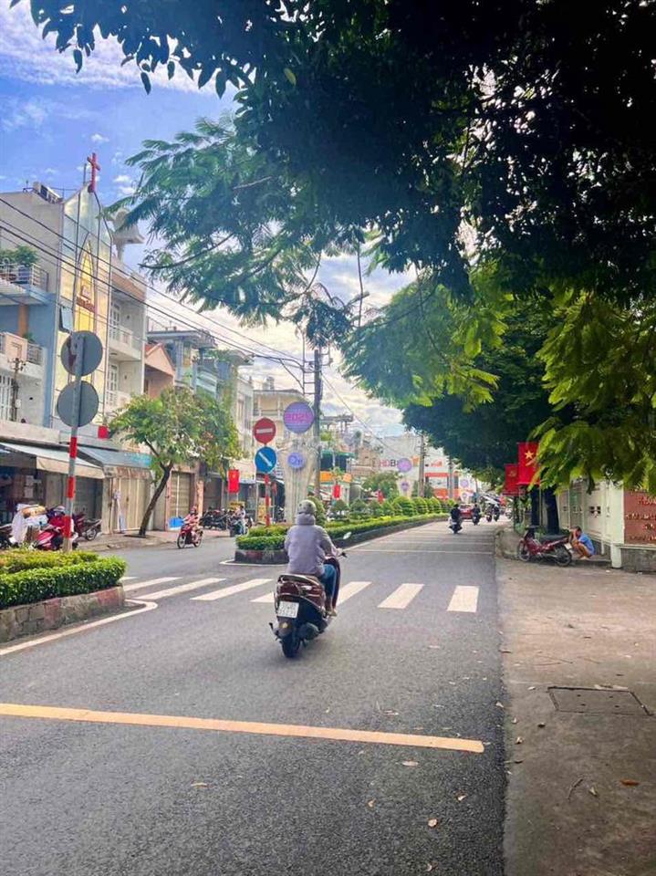 Bán nhà căn góc Quận 11, Giá Rẻ