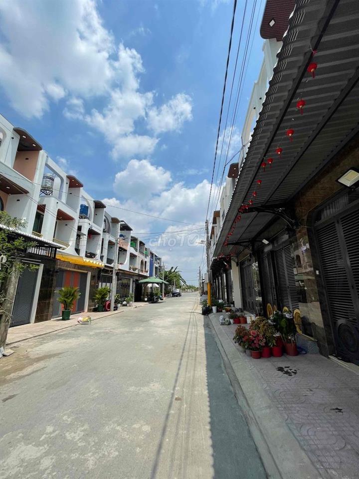 Bán Lô Đất 220m2 6,8x30m Nở Hậu 8,6m Góc 2 Mặt Tiền-Cách HCM 17km