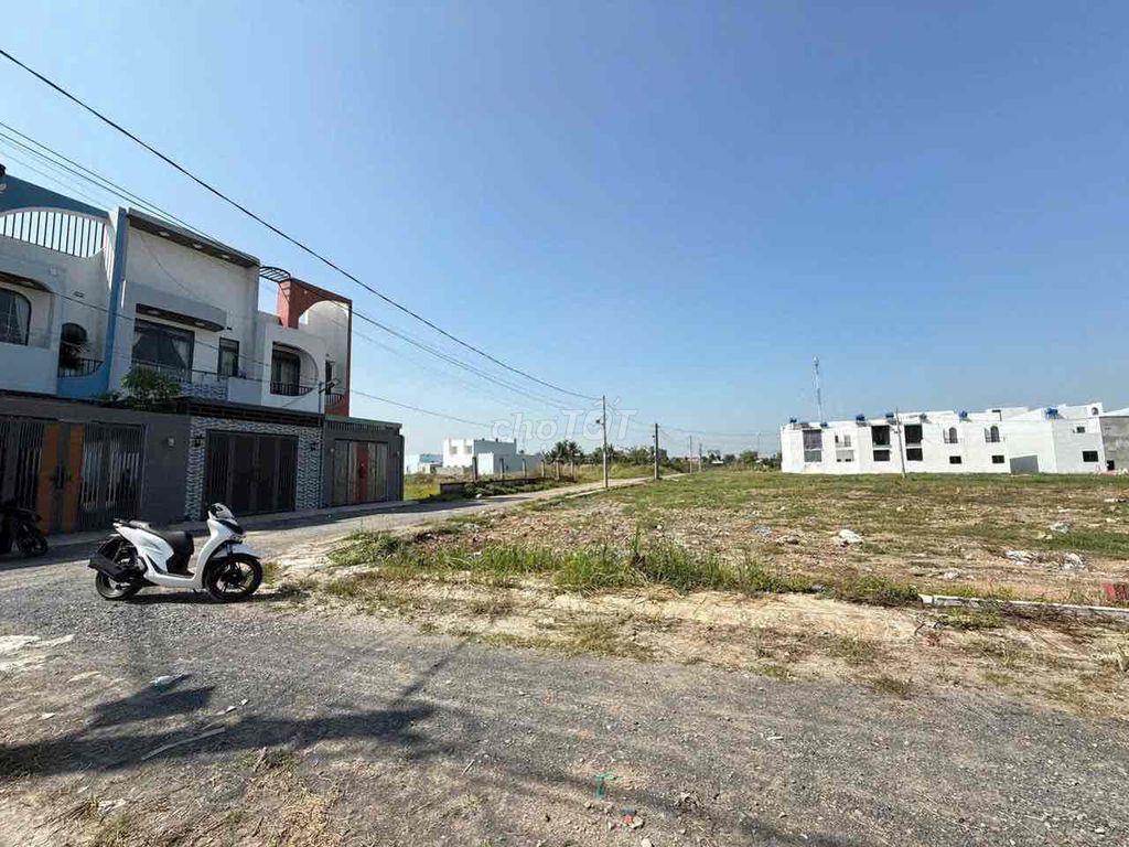 Bán Lô Đất 220m2 6,8x30m Nở Hậu 8,6m Góc 2 Mặt Tiền-Cách HCM 17km
