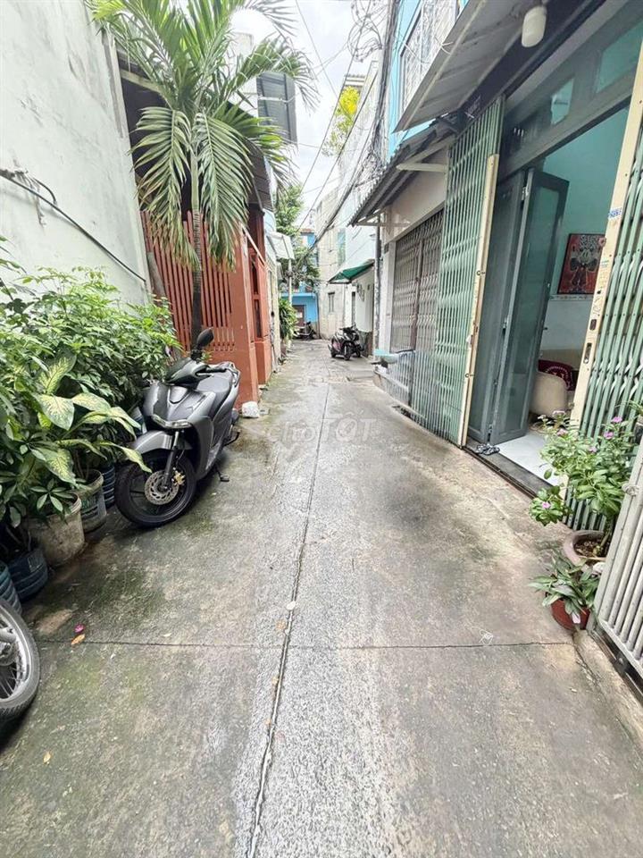 Lạc Long Quân. full nội thất (1pn, 1wc). Hẻm ba gác. DTSD 4M2