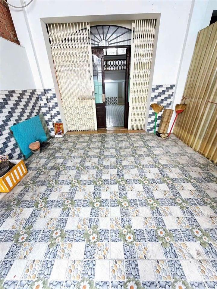 Thạch Lam. Tân Phú ( 3pn, 2wc). Hẻm xe hơi thông thoáng. Dtsd 240m2