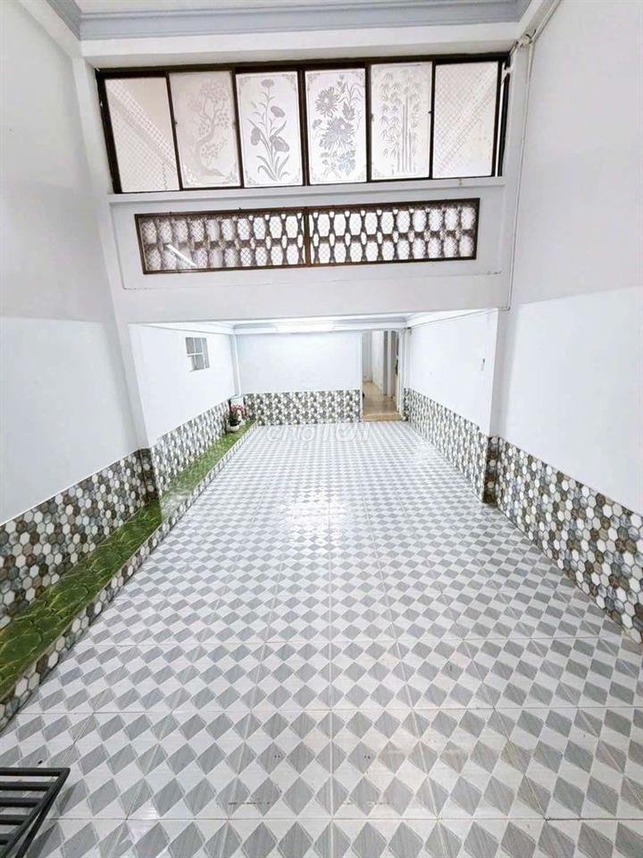Thạch Lam. Tân Phú ( 3pn, 2wc). Hẻm xe hơi thông thoáng. Dtsd 240m2