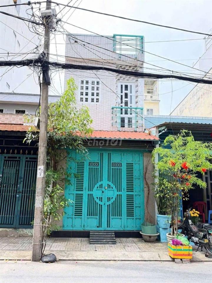 Mặt tiền Lê Sao. Tân Phú (3pn, 2wc). Có sẵn 3 máy lạnh. Dtsd 126m2
