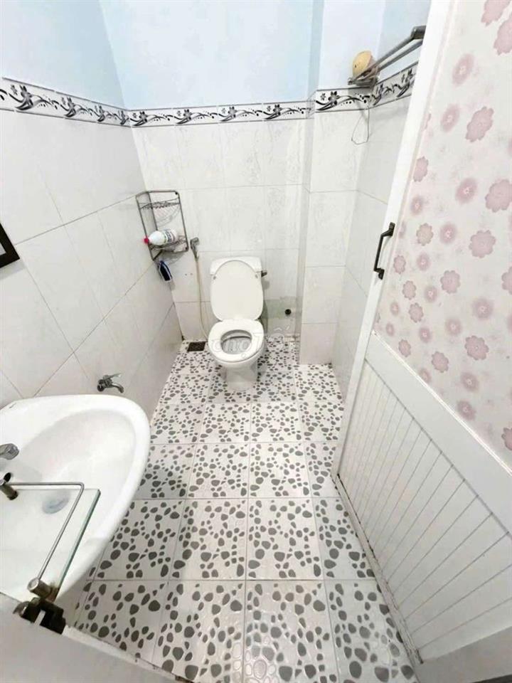 Mặt tiền Lê Sao. Tân Phú (3pn, 2wc). Có sẵn 3 máy lạnh. Dtsd 126m2