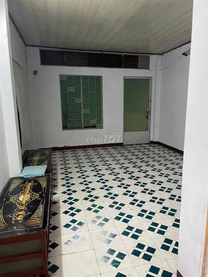 Phòng cho thuê có ban-công thoáng mát gần Chợ Thiết.