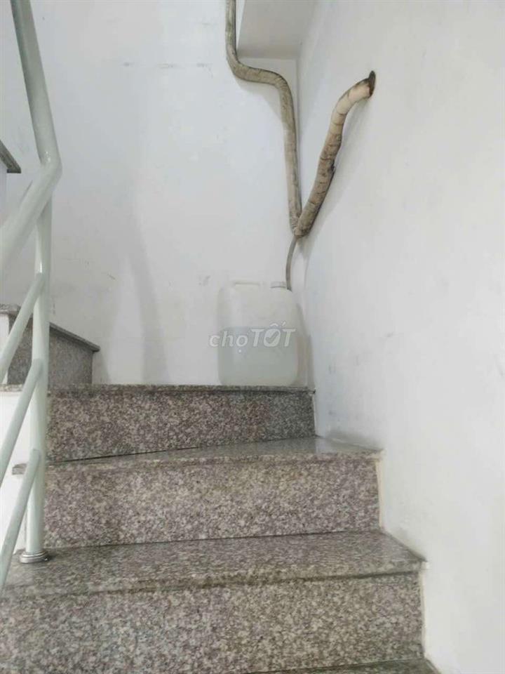 1 trệt 2 lầu ST chính chủ cho thuê giá 8 tr