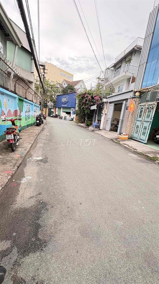 Hẻm 2 xe tải tránh nhau đường lý thường kiệt