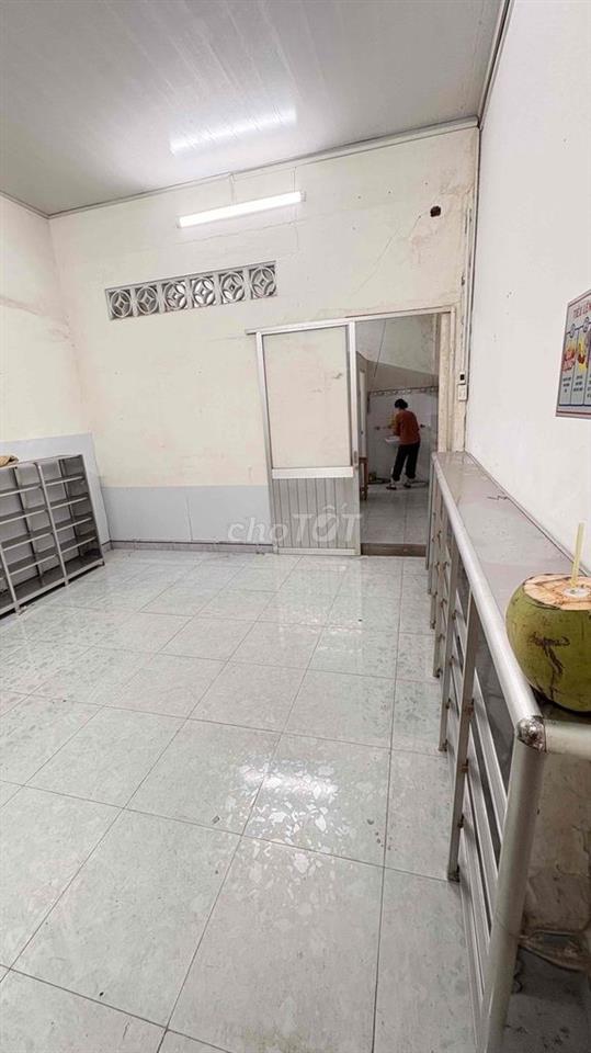 Hẻm 2 xe tải tránh nhau đường lý thường kiệt